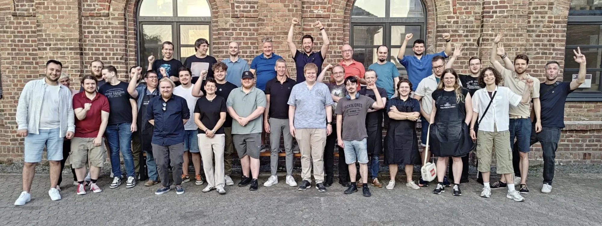 Das trinidat-Team vor dem Firmengebäude in Düsseldorf